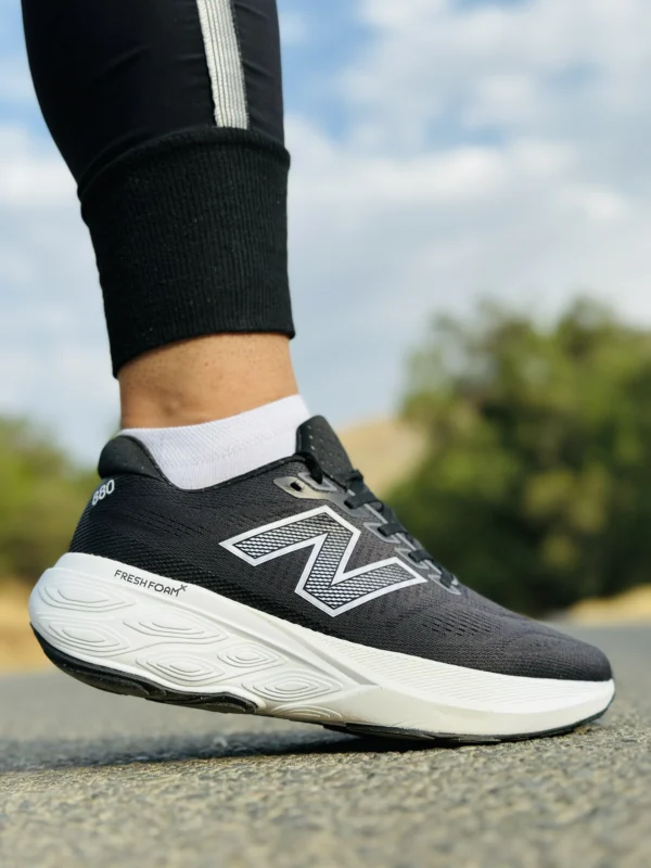 کفش نیوبالانس مدل 880 مشکی با زیره سفید